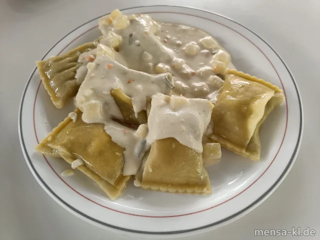 Maultaschen mit Fleischfüllung (1,Gl,Ei,Sl,S), Kartoffel-Käse-Soße (Gl,La,Sl) und Salat