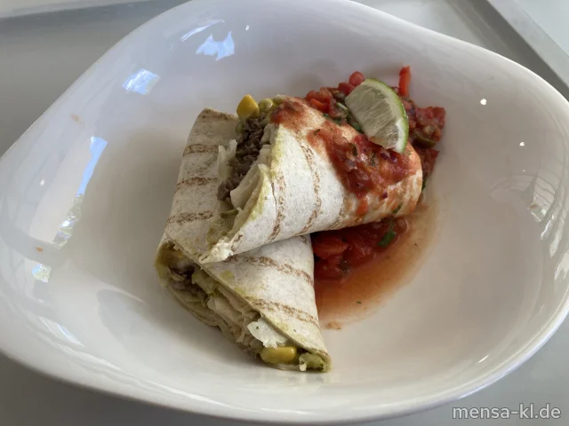 Weizenwrap (Gl,R) gefüllt mit Rinderhackfleisch, Guacamole, Eisbergsalat, Gouda, Honig-Mais (1,La,R) und hausgemachten Salsa (1,5,Sw)