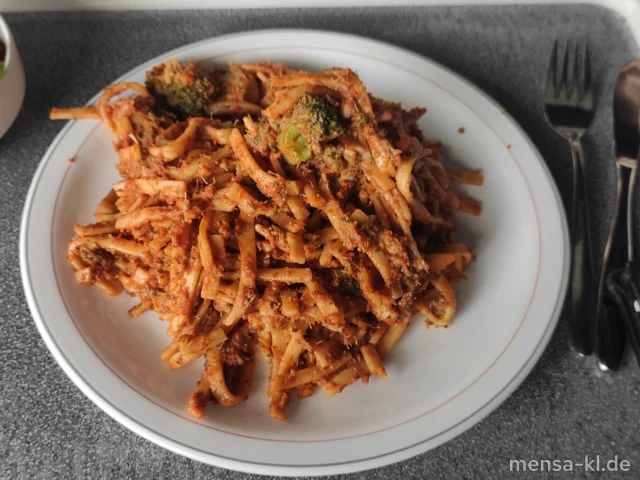 Linguine mit Tomaten-Pesto und Broccoli (Gl,Nu), dazu einen Beilagensalat nach Wahl