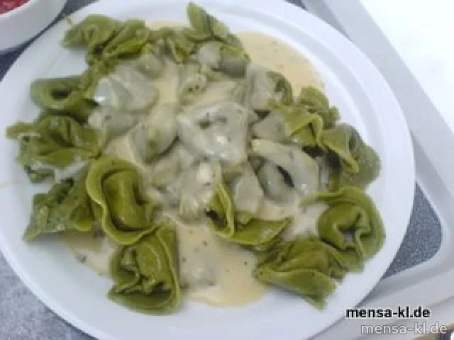 Grüne Tortellini mit Ricottafüllung (V), Basilikumsoße und Salat