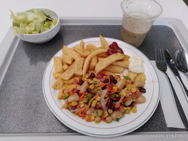 Bunter Gemüsesalat mit Bohnen, Mais, Karotten, Paprika und Frühlingszwiebeln) (1,5,Sw,Sf), dazu Pommes frites, Salat (1) und Iced Coconut Raspberry Matcha Latte