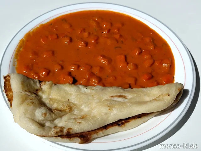 Veganes Tomaten-Curry mit Kichererbsen (1,2,Gl,Sf), dazu Naanbrot (Gl) und Salat