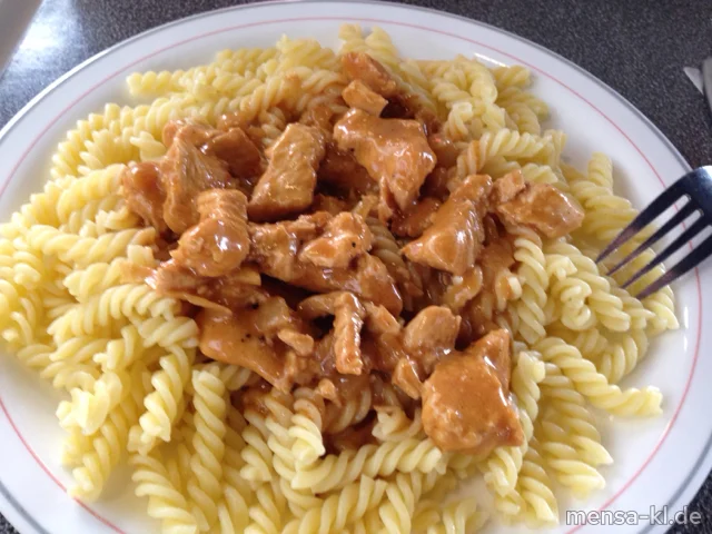 Putengeschnetzeltes (G) in Rahmsoße, Eiernudeln und Salat