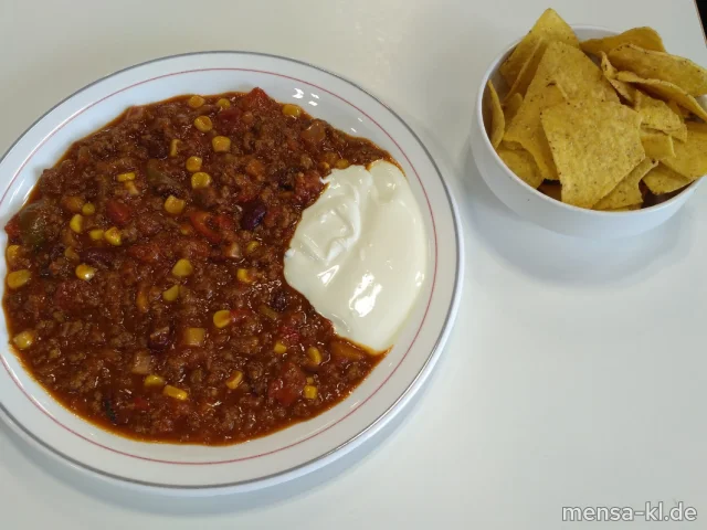 Chili-Con-Carne (Gl,Sl,R) mit Sour Cream-Dip (1,9,Gl,Ei,La,Sf), Tortillas Chips und Salat