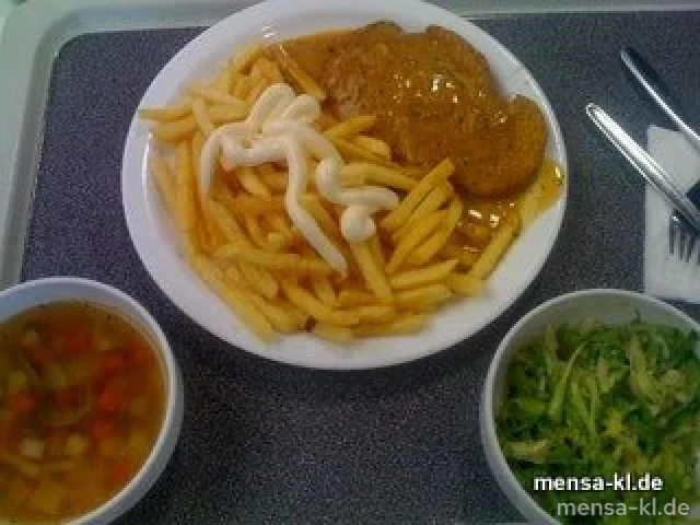 Paniertes Schnitzel (S) mit Kräuterrahmsoße (4), Pommes-Frites und Salat
