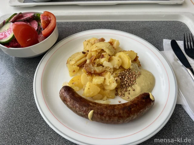 Wildschweinbratwurst vom Bärenbrunnerhof (Ei,S,W), Bratkartoffeln mit gerösteten Buchweizen, dazu Waldsenf-Creme (La,Sf) und ein Beilagensalat nach Wahl