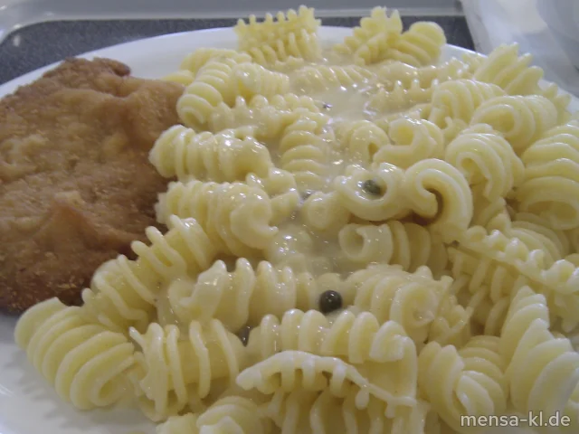 Paniertes Schnitzel (S) mit Pfeffer-Käsesoße (1/2), Eiernudeln und Salat