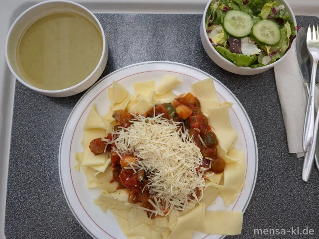 Pappardelle (1,Gl) mit sautiertem Gemüse Kirschtomaten, Zucchini, Auberginen, Paprika, Zwiebeln, veganer Käse Mozzarella Art (1) und Salat