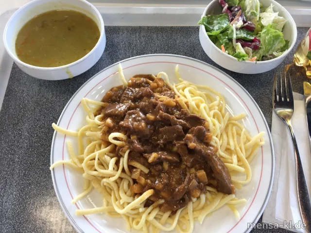 Rindergeschnetzeltes in Calvados-Senfsoße mit Äpfeln (3,Gl,La,Sf,A,R), Spätzle (1,Gl,Ei) und Salat