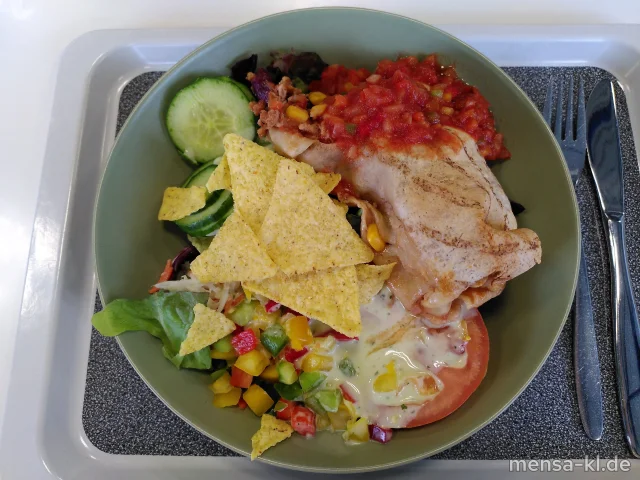 Bowl mit Blattsalat, Gurken, Tomaten, Mais, Bohnen und Paprika, Farmersalat (1,5,Gl,Nu,Sw,Sf), Blumenkohlsalat (1,5,Gl,Nu,Sw,Sf), Burrito mit feuriger Gemüsefüllung (2,Gl,So) wahlweise mit Salsa-Dip oder Sour Cream (La), Tortillas Chips, dazu Guacamole-Dressing (1,5,Sw,Sf)