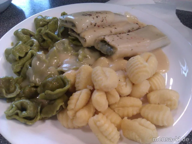 "Combinazione" (V): Gnocchi, Cannelloni und grüne Tortellini, dazu bunter-Pfeffer-Soße und Salat