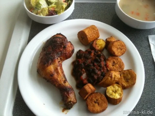 Hähnchenkeule "Ingwer-Honig", schwarze Bohnen, gebackene Kochbanane und Salat