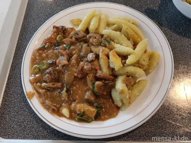 Pilzgulasch (1,So) mit Schupfnudeln (Gl) und Salat