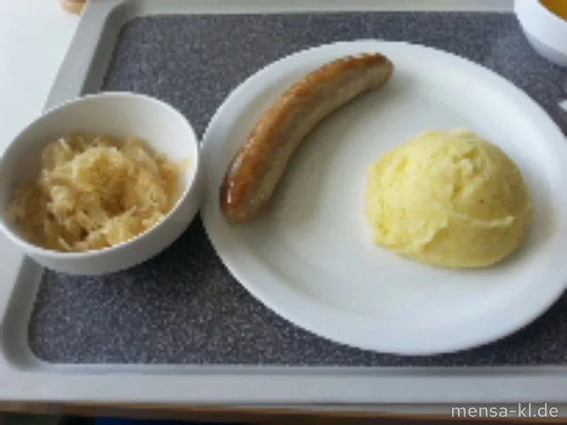 Grobe Pfälzer Bratwurst (4,8,R,S) mit Grumbeer-Stampes und Rieslingsauerkraut (A)