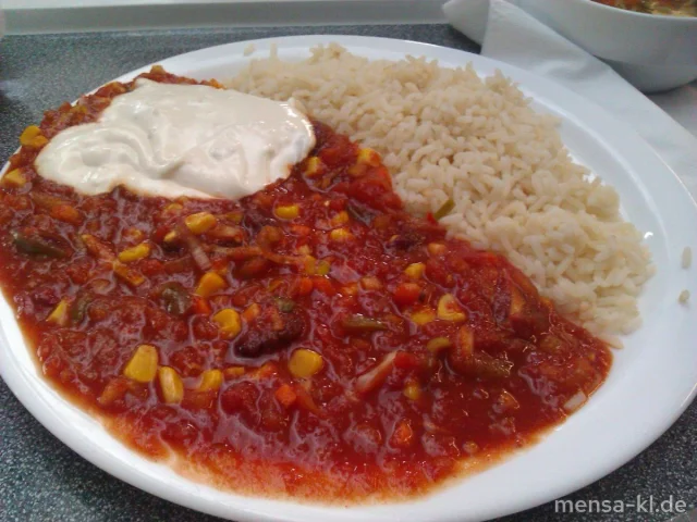 Gemüse-Chili mit Sour Cream, Reis und Salat