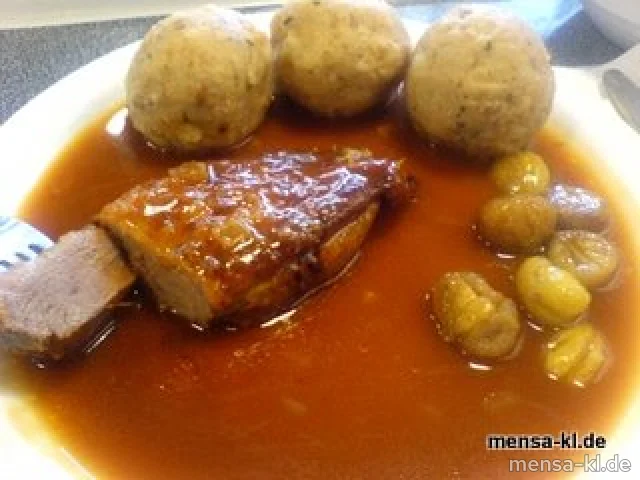 Gebratene Barbarie-Entenbrust, glacierte Maronen, Semmelknödel und Apfelrotkohl