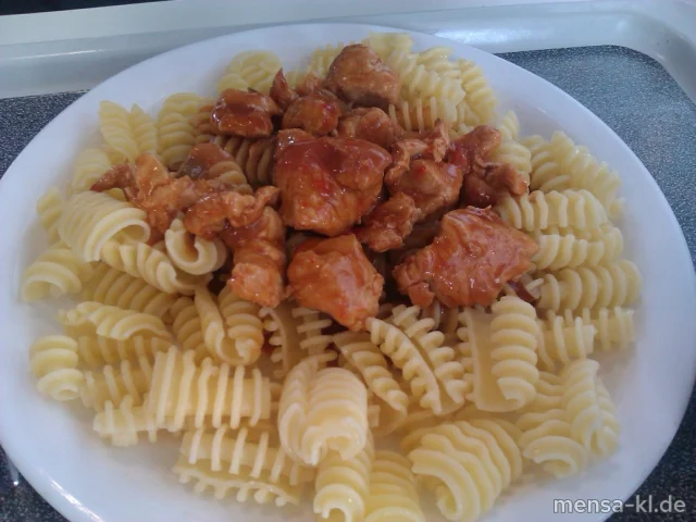Putengulasch in Paprika-Rahmsoße, Eiernudeln und Salat