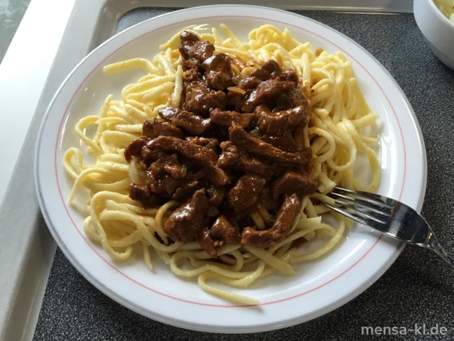Rindergeschnetzeltes (R) in Whisky-Soße (A), Spätzle und Salat