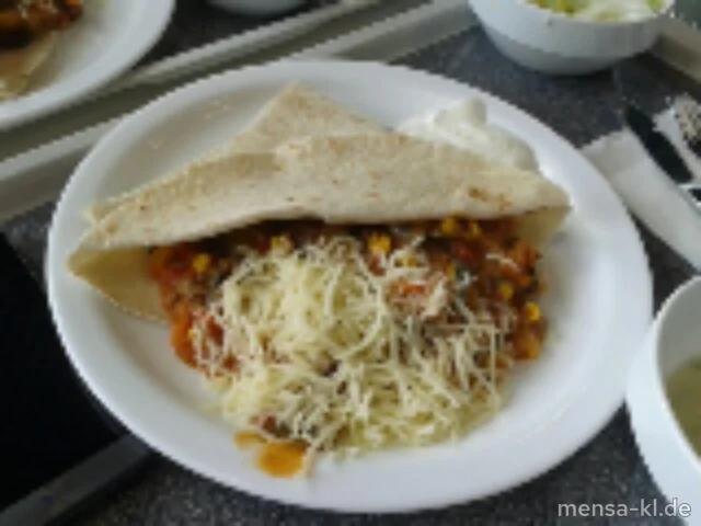 "Burrito": Tortilla mit feuriger Rindfleisch-Gemüsefüllung (2,5,Gl,La,Sl,So,Sw,R) "Burrito": Tortilla mit feuriger Gemüsefüllung (2,5Gl,La,Sl,So,Sw), geriebenem Käse (La), Sour Cream (9,Gl,Ei,La,So) und Eisbergsalat