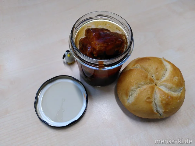 Curryfrikadelle (Gl,Ei,S) mit Currysoße (Sl,Sf), dazu ein Kaiserbrötchen (Gl)