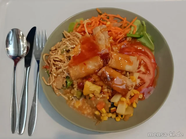 Vegane Bowl mit Karotten, Weisskraut, Tomaten, Paprika (5,Sw), asiatischer Nudelsalat (En,Sl) und Frühlingsröllchen (2,So), dazu Asia-Sweet-Chili-Dressing (Se)