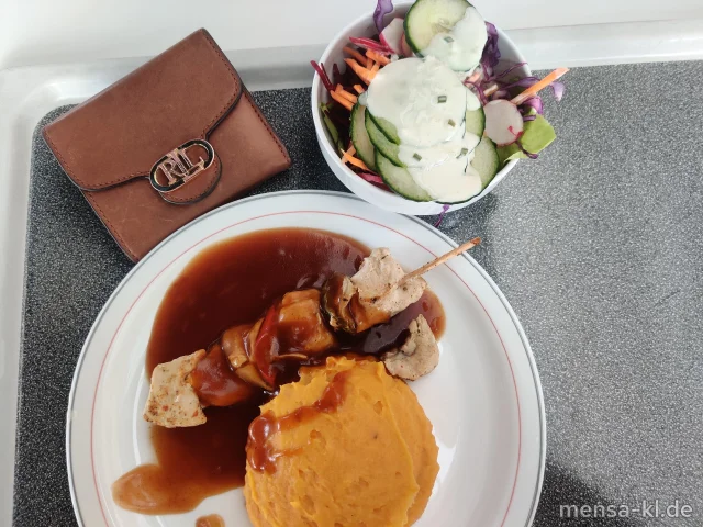 Hähnchenspieß (G) mit Süßkartoffelstampf (5,La,Sw) und Bratenjus (3,Gl,Sl), dazu einen Beilagensalat nach Wahl