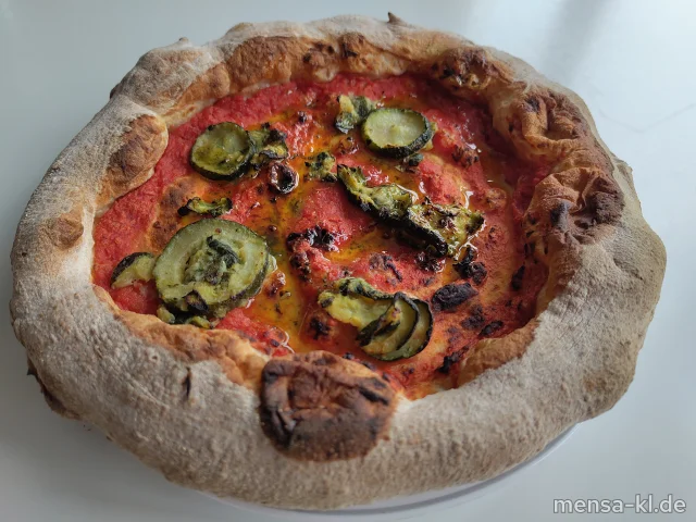 Pizza Vegano alla Napoletana (mit Basilikumcreme und Zucchini (Gl), dazu Salat
