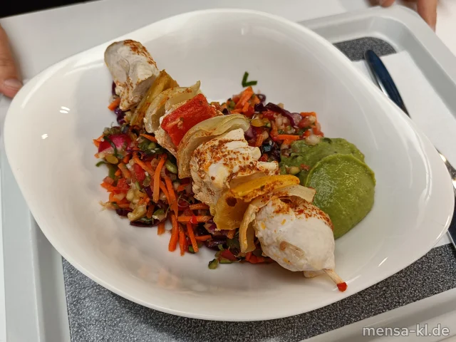 Pad-Thai-Salat mit Zucchini, Karotten, Paprika und Rotkohl (Gl,Se,So), dazu ein Hähnchenspieß (G) und Avocadodip
