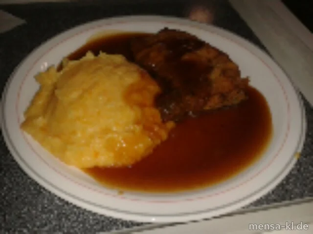 Paniertes Schweinestielkotelett (S) mit Bratensoße, frischem Kartoffel-Karotten-Stampf und Salat