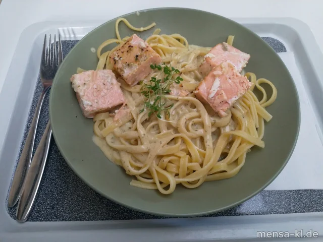 Wildlachswürfel (Fi) in Dill-Kräuter-Soße (Gl,La), dazu Tagliatelle (Gl,Ei)