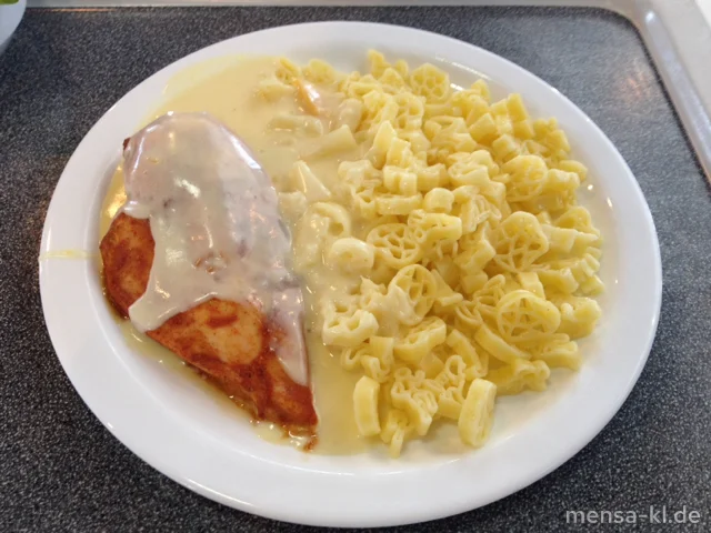 Gegrilltes Hähnchenbrustfilet (G) mit Mango-Ananas-Soße, Fußballnudeln und Salat