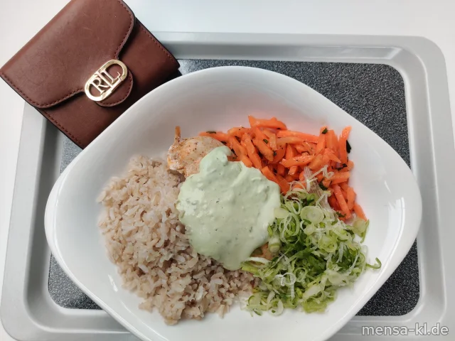 Hähnchen-Buddha-Bowl (Sl,G) mit Vollkornreis, Frühlingszwiebeln und Karottensalat (Sl), dazu Avocado-Dip
