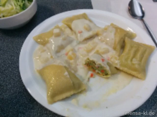Gemüse-Maultaschen (1,Gl,Ei,La,Sl,V) mit Kartoffel-Käse-Soße (1,2,5,Gl,Ei,La,Sw,V) und Salat (V)
