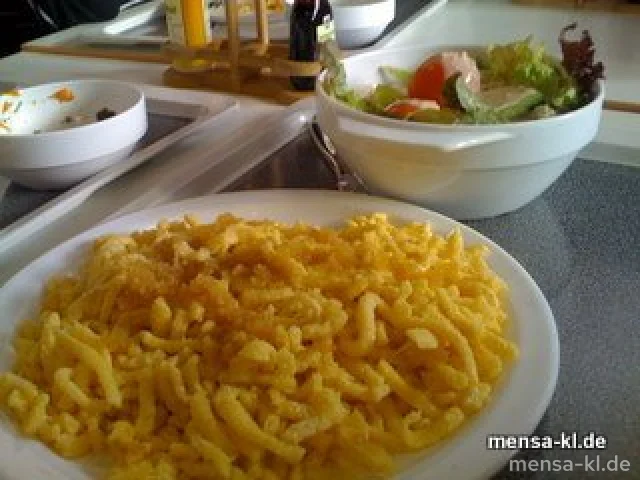 Käsespätzle (V), auf Wunsch mit Butterschmelze, dazu eine große Salatterrine und Dressing (1) nach Wahl
