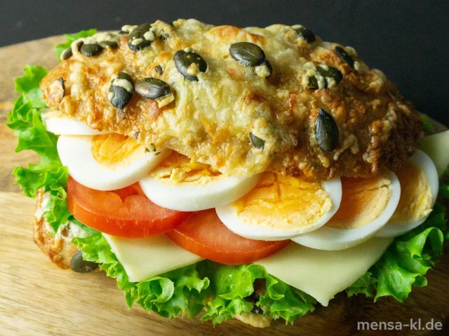 Veggikern Cheese & Egg: (V) Käse, Kräuterfrischkäse, Eier und Kürbiskerne geben diesem Snack sein tolles Aroma, abgerundet durch Tomaten- und Gurkenscheiben. [➡️<a href="https://goo.gl/maps/2jHdwa653nAag3s27">Trippstadter Straße 125</a>]