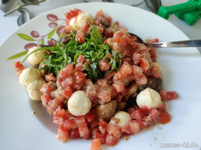 Vegetarischer Champignon-Mozzarella-Salat mir Rucola und Tomaten (La)