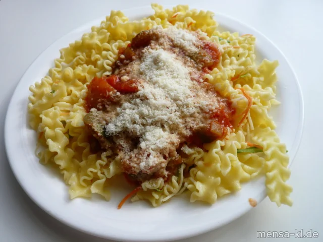 Gemüsenudeln (1,Gl,Ei,Sl,V) mit Pepperonatasoße), Grana Padano (2,Ei,La,V) und Salat (V)
