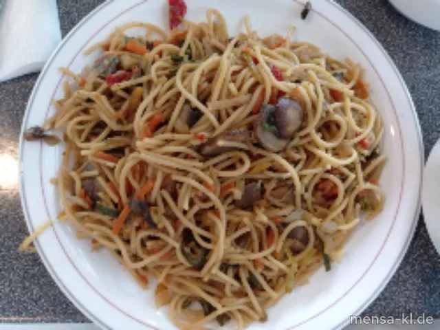 "Bami Goreng": Indonesisches Nudelgericht mit Gemüse (2,Gl,Sf,So,V,V+), dazu Salat (V,V+) | Vegan