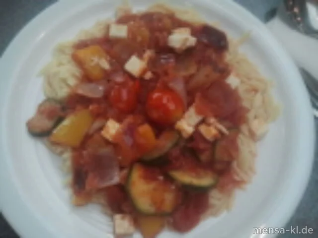 Griechische Gemüsepfanne (V) mit Hirtenkäse (V) und Reisnudeln (V)