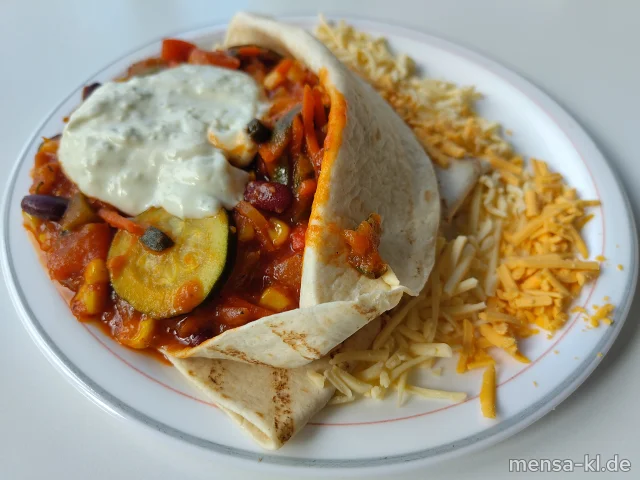 Burrito Tortilla gefüllt mit Kidneybohnen, weiße Bohnen, Paprika, Karotten, Mais und Zucchini (1,2,Gl,Sf), geriebenem Käse (La) (Plant-based Menü[1]:, geriebenem veganem Käse, veganer Sour Cream-Dip (Gl,Nu,Sf und Salat