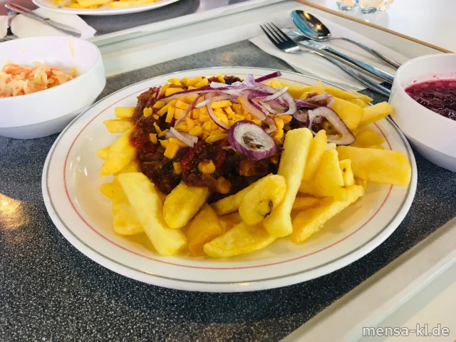 Chili Cheese Fritten: Große Portion Steakhouse-Fries mit hausgemachtem Chili con Carne (Sl,R), geriebenem Cheddar (1,La), roten Zwiebeln und Coleslaw (1,5,9,Gl,Ei,La,Sw,So)