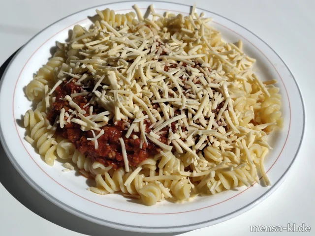 Bolognese mit veganem Hack und Wurzelgemüse (Gl,Sl), Fusilli (Gl), veganer Mozzarella (1), dazu Salat