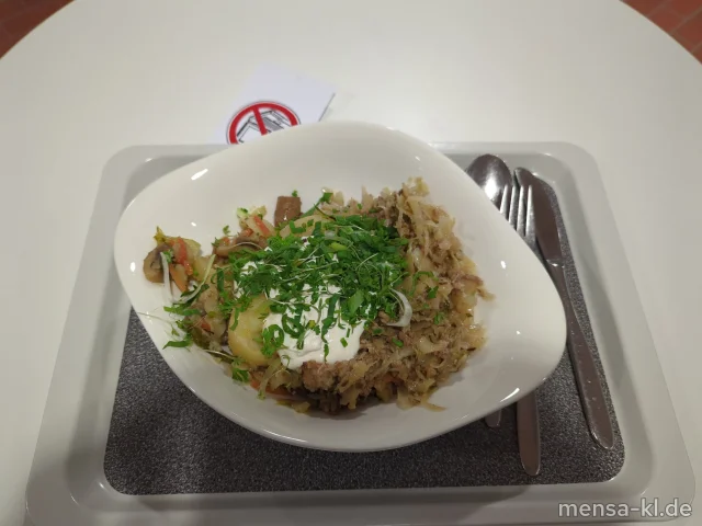 Frühlingseintopf mit Weißkohl, Kartoffeln, Champignons, Hackfleisch und frischen Kräutern (3,5,La,Sw,R,S), dazu eine leichte Crème fraîche (La)
