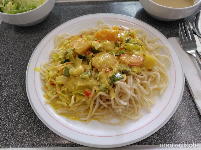 Asiatisches Curry mit Gemüse und Kartoffeln (2,5,Gl,La,Sw,Sf,So), dazu Nudeln (Gl) und Salat