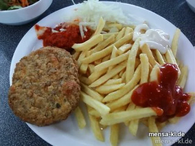 Käseröstel (2/3) mit Ajvar, Zwiebelwürfel, Pommes-Frites und Salat