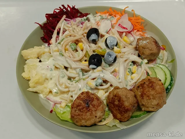 Bowl mit Karotten, Radieschen, Sellerie, Mais, Rote Bete (Gl), Vollkornnudelsalat (1,5,Gl,Nu,Sw,Sf), Gurkensalat (1,5,Sw,Sf), Krautsalat (1,5,Sw,Sf) und Joghurt-Dressing (1,5,La,Sw,Sf), dazu Minifrikadellen (Gl,Ei,R,S)