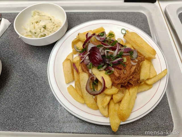 "POUTINE": Große Portion Steakhouse-Fries mit Pulled Pork (S), Barbecuesoße (Sl), Frühlingszwiebeln und roten Zwiebeln, dazu Krautsalat (1,5,9,Gl,Ei,Sw,So)