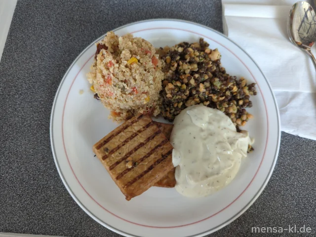 Soja-Tempeh (So) mit Tahin-Sesam-Dip (Gl,Nu,Se), Quinoa mit Gemüse (Se) und Linsen-Kichererbsensalat (1,5,Sw)