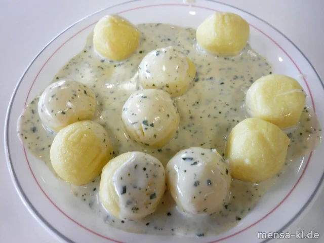 Gnocchi Grande mit fruchtiger Tomaten-Kräuterfüllung (Gl,Ei,La,V), Basilikumsoße (1,Gl,La,V) und Salat (V)