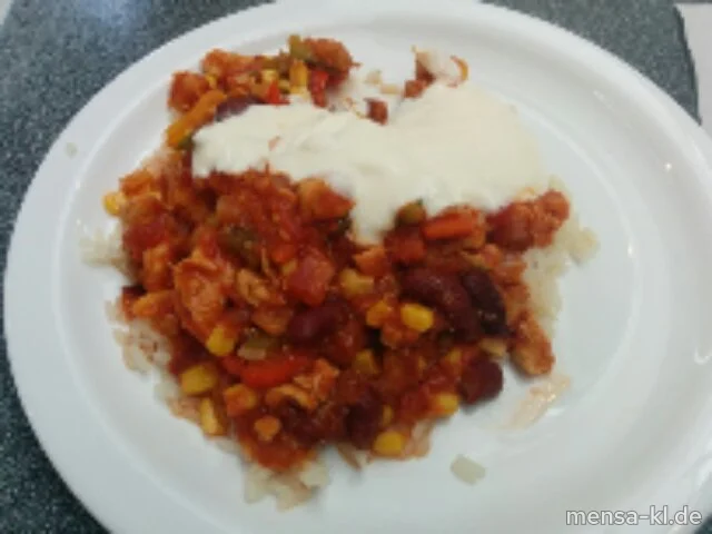 Chili-Con-Carne mit Hähnchenbruststreifen (2,9,Gl,Sl,So,G), Sour Cream (9,Gl,Ei,La,So), Reis